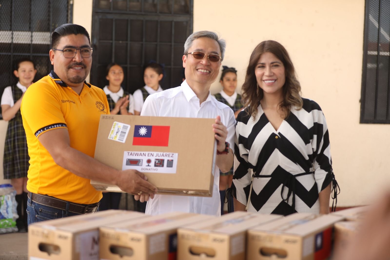 EMBAJADA DE TAIWÁN REGALA COMPUTADORAS A ESCUELAS