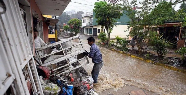 Las imágenes de la devastación causada por la doble tormenta que dejó al menos 64 muertos y decenas de heridos en México